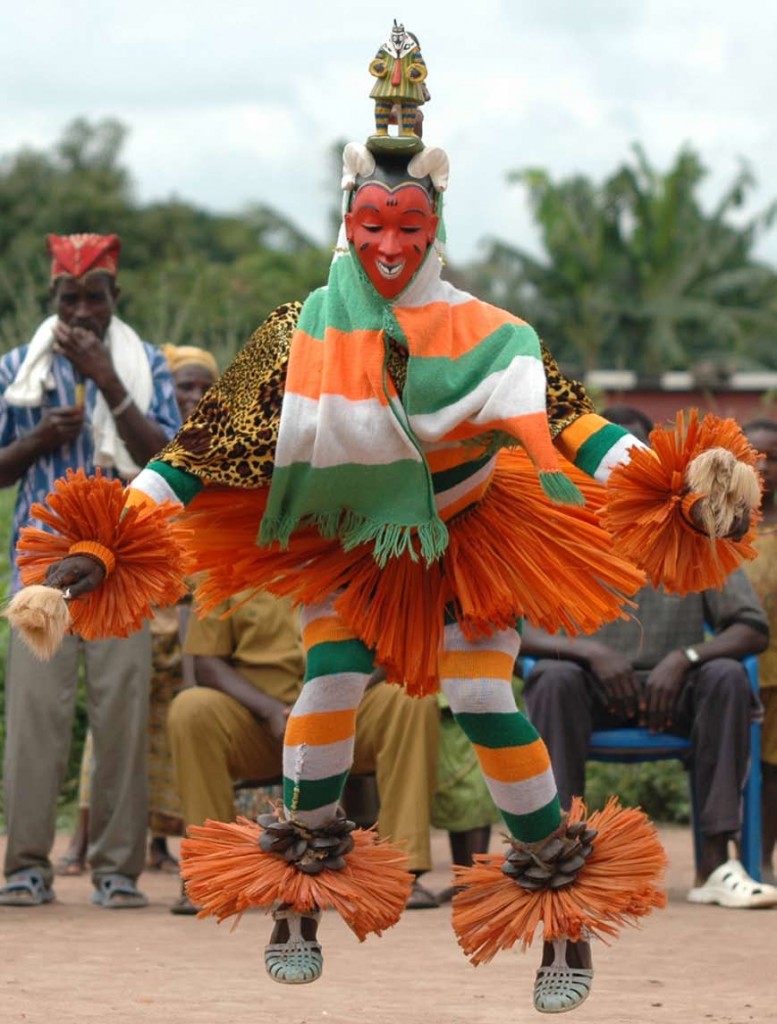 Ритуальные танцы племен. Zaouli-танцор. Танец Заули кот д'Ивуар. Африканские танцы Zaouli. Танец Заули Африка.