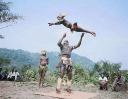 les danseurs de couteaux de la tribu yacouba